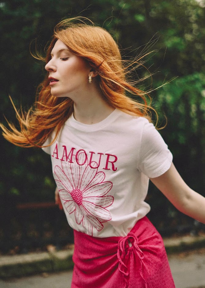 T-shirt imprimé marguerite avec "AMOUR"