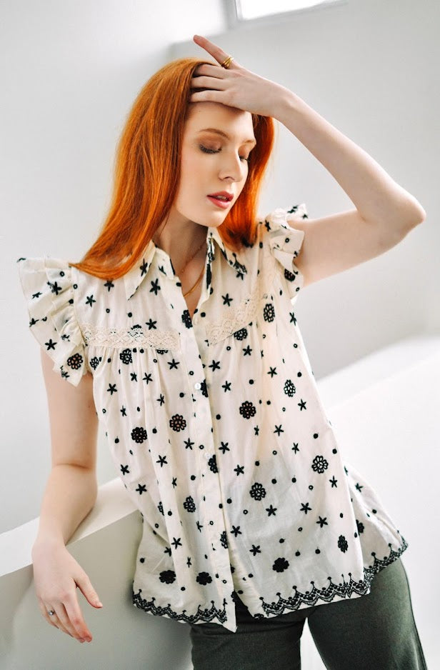 Chemise en broderie avec volants