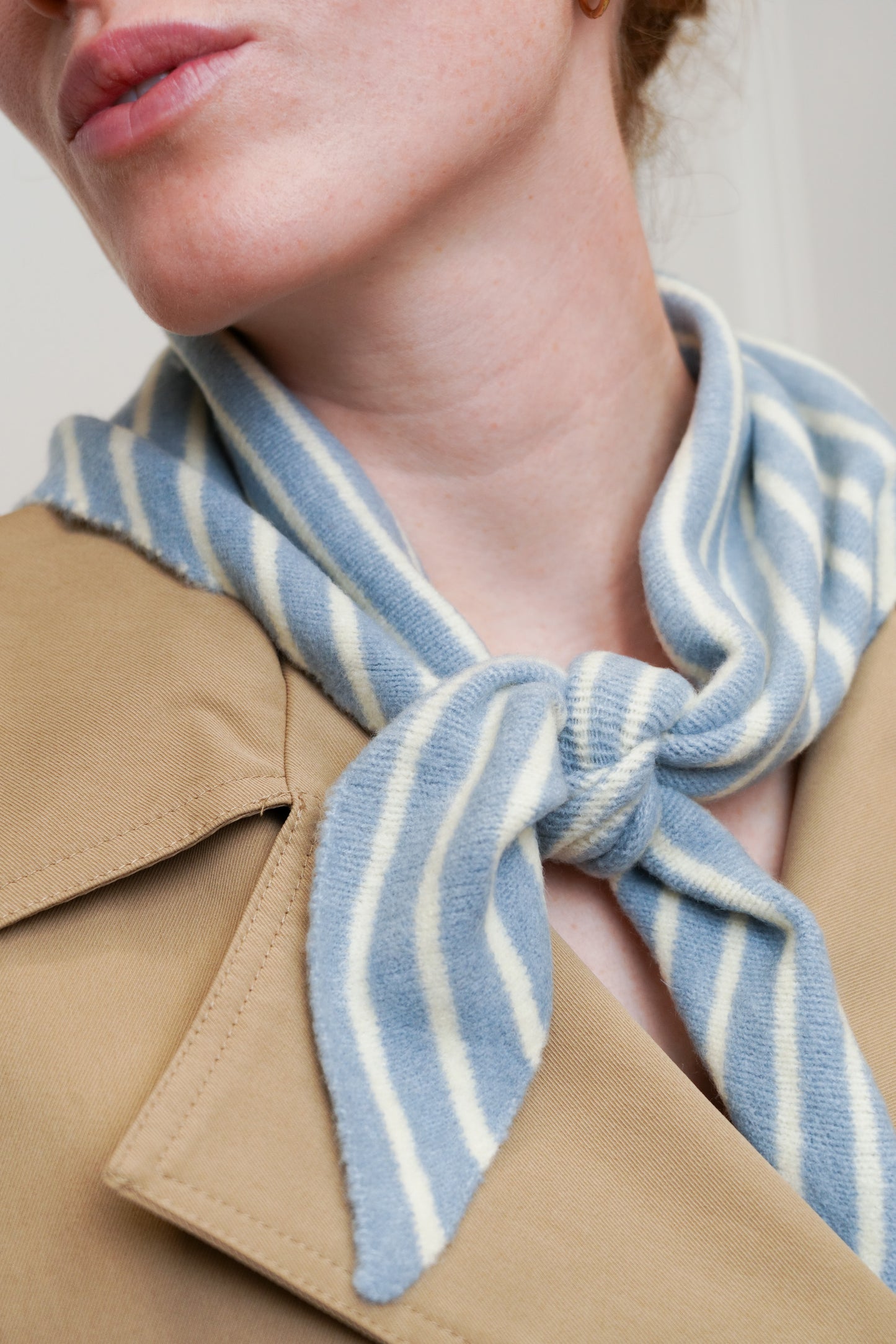 FOULARD TRIANGULAIRE À RAYURES